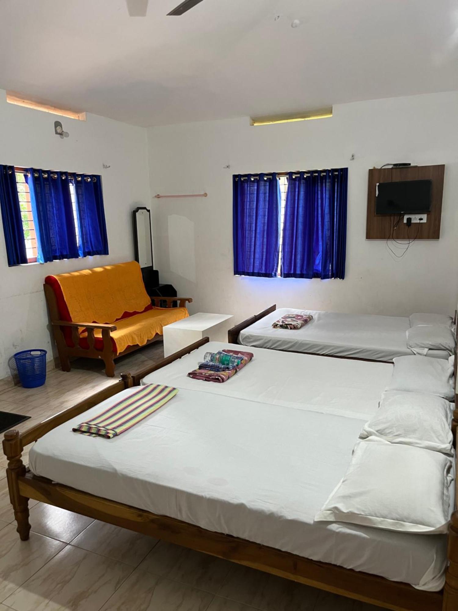Dakshinakasi Guest House Thirunelly Exterior foto